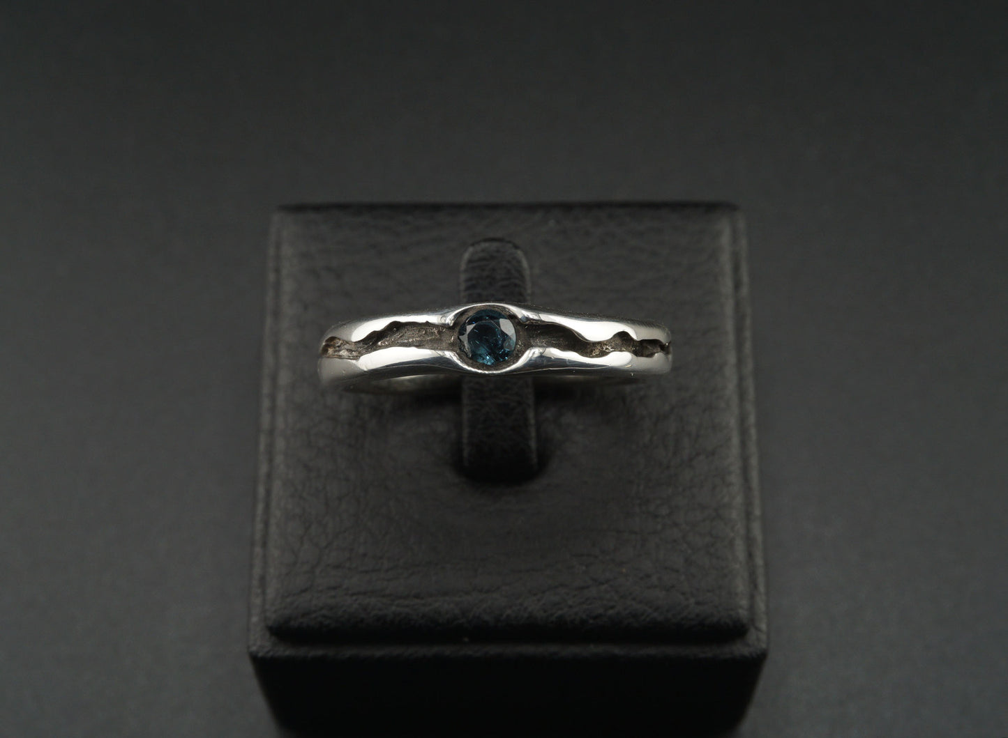 Labradorite Gem Stone in Crevice Silver Ring