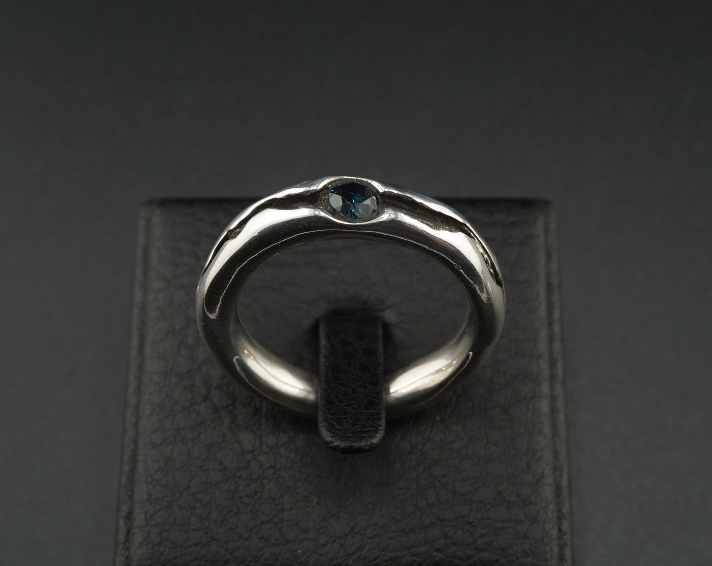 Labradorite Gem Stone in Crevice Silver Ring