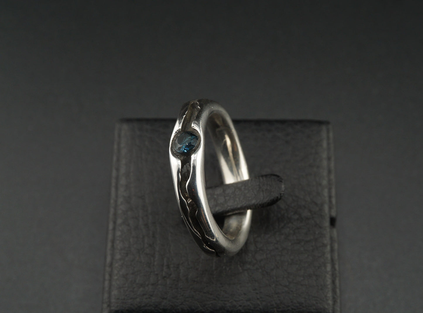 Labradorite Gem Stone in Crevice Silver Ring